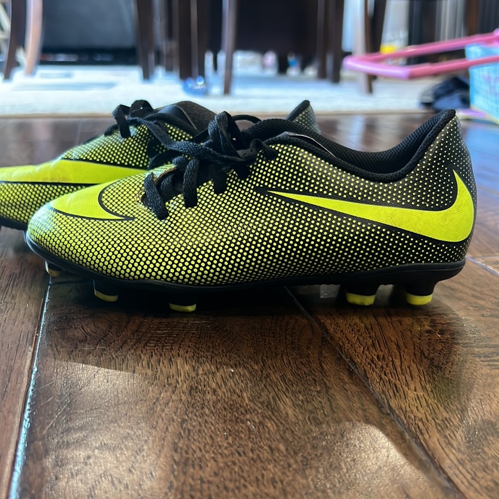 NIKE SOCCER CLEATS BOYS SIZE 3Y